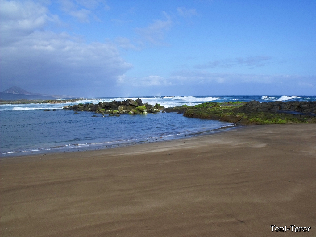 Playa Bocabarranco beach in Gran Canaria with surfable water conditions